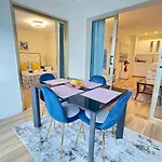 Luxury Unique Flat With 2 Swimming Pools 아파트
